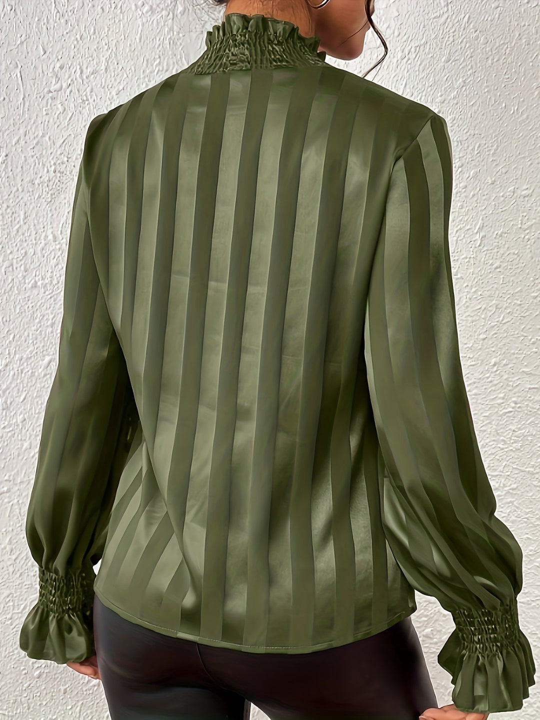 Satin Damenbluse mit langen Ärmeln und gerüschtem Kragen – Noëlle