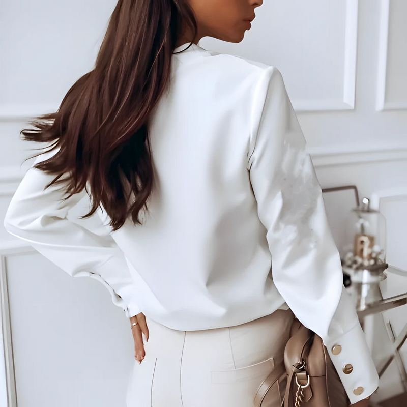 Camisa de mujer elegante con botonadura y cuello clásico – Norea