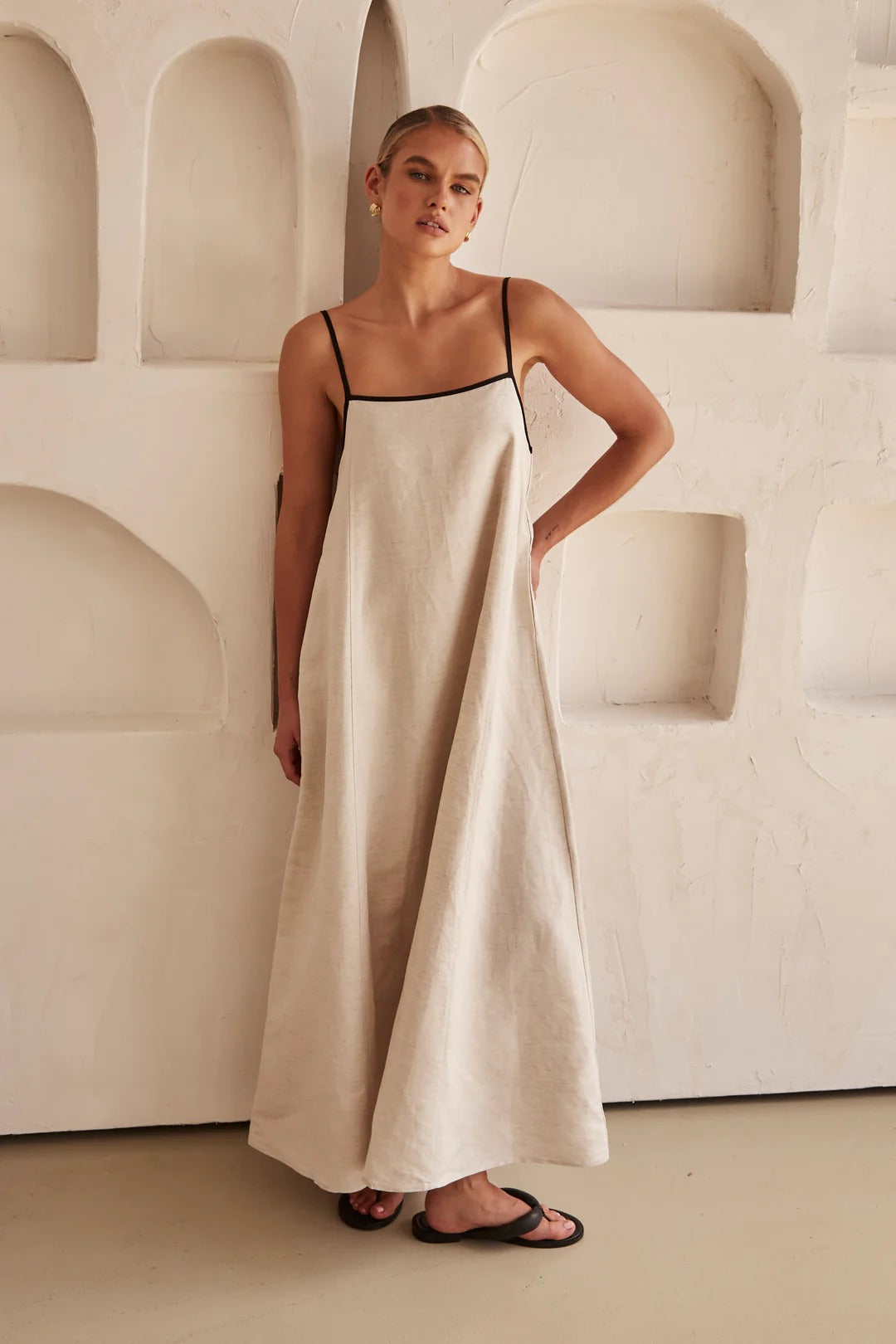 Beige Sommerkleid mit femininem Silhouette – Isara