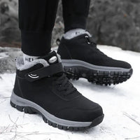 Schwarze Stiefel an den Füßen einer Person, die im Schnee steht, mit sichtbarem Fellkragen 4