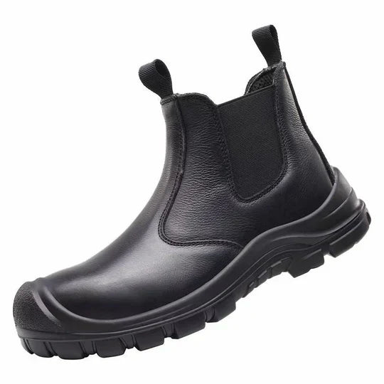 Schwarzer Lederstiefel mit Gummizug und Zuglaschen, freigestellt im schrägen Dreiviertelblick auf weißem Hintergrund 2