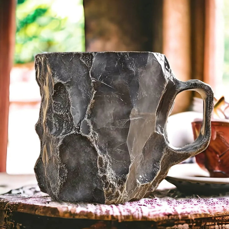 Große graue Steintasse mit natürlicher Textur auf Holztisch, rustikales Design, Kaffeetasse.