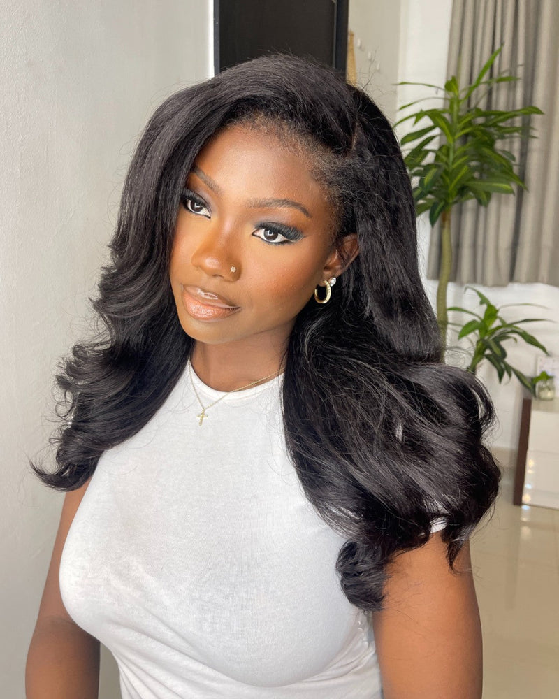 Schwarze HD Lace Perücke mit Body Wave & Lockenrand – Amara