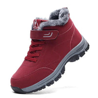Roter Stiefel mit Fellfutter, Klettband und Schnürung in Seitenansicht vor weißem Hintergrund 5