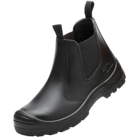 Einzelner schwarzer Slip-on-Stiefel mit verstärkter Kappe und profilierter Sohle, schräg von der Seite fotografiert 3