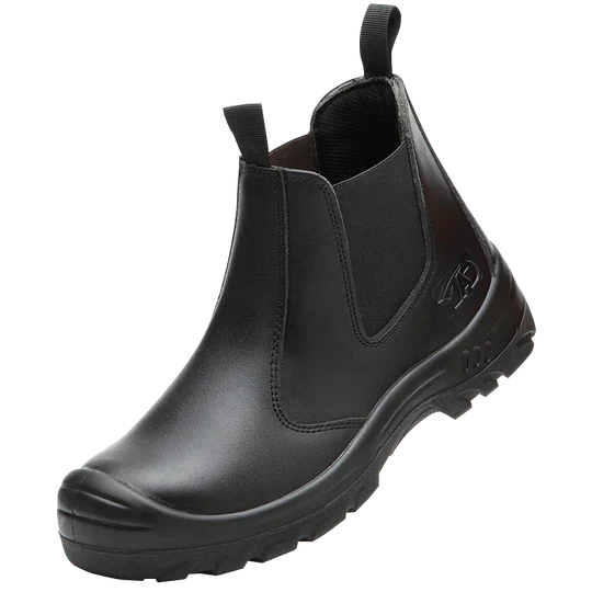Einzelner schwarzer Slip-on-Stiefel mit verstärkter Kappe und profilierter Sohle, schräg von der Seite fotografiert 3