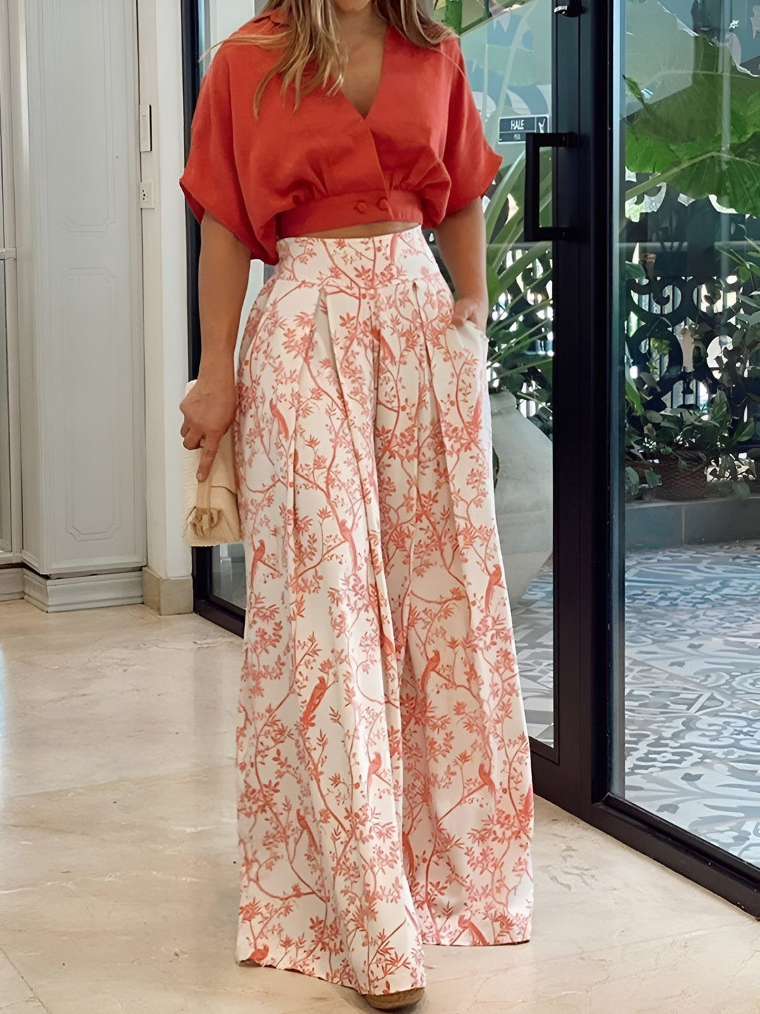 Zweiteiliges Sommeroutfit mit lockerer Bluse und weit geschnittene Hose – Élise