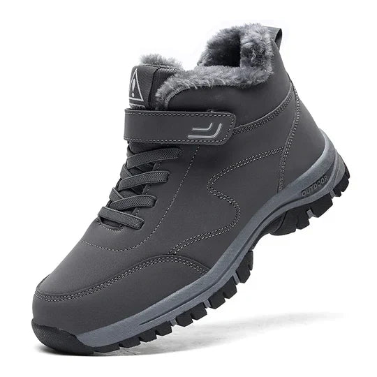 Grauer Stiefel mit Fellfutter, Klettverschluss und Schnürung in Seitenansicht vor weißem Hintergrund 7