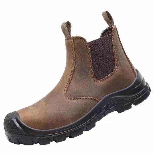 Einzelner brauner Lederstiefel mit Elastikeinsatz, Zuglaschen und schwarzer Sohle im Dreiviertelblick, freigestellt 5