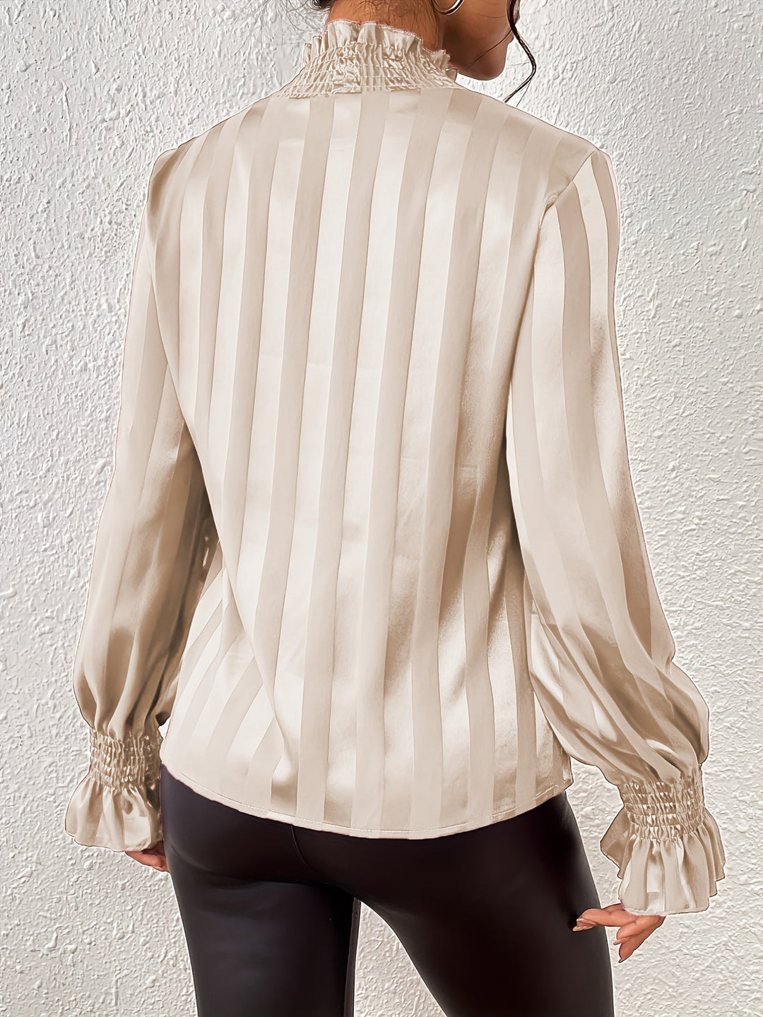 Satin Damenbluse mit langen Ärmeln und gerüschtem Kragen – Noëlle
