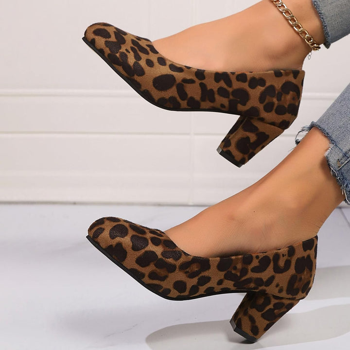 Samt Pumps mit Leopardenmuster – Clara Oktoberfest 2025