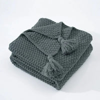 Gestrickte Wolldecke mit Quasten - NordicCozy