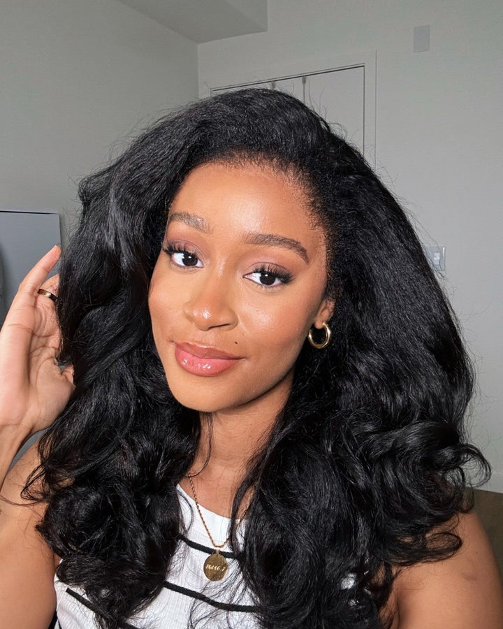 Schwarze HD Lace Perücke mit Body Wave & Lockenrand – Amara