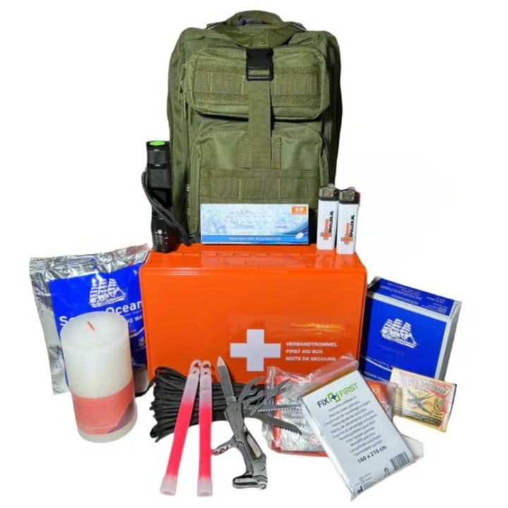 Olivgrüner Rucksack mit ausgebreitetem Zubehör: orangefarbener Verbandkasten, Taschenlampe, Feuerzeuge, Kerze, Leuchtstäbe 1