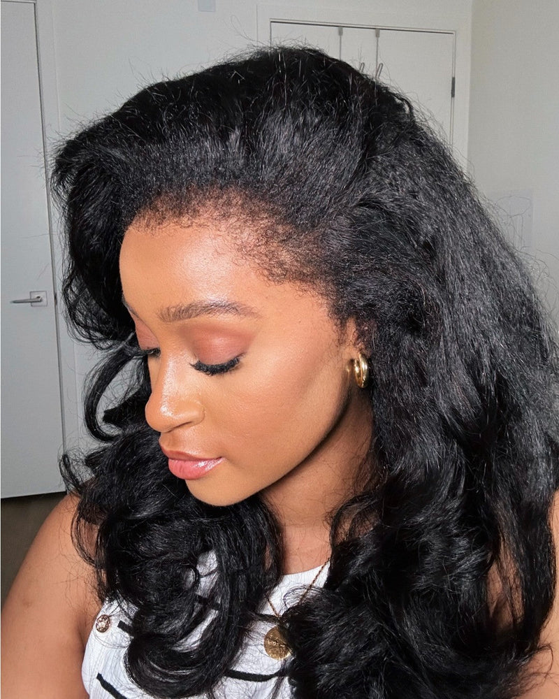 Schwarze HD Lace Perücke mit Body Wave & Lockenrand – Amara