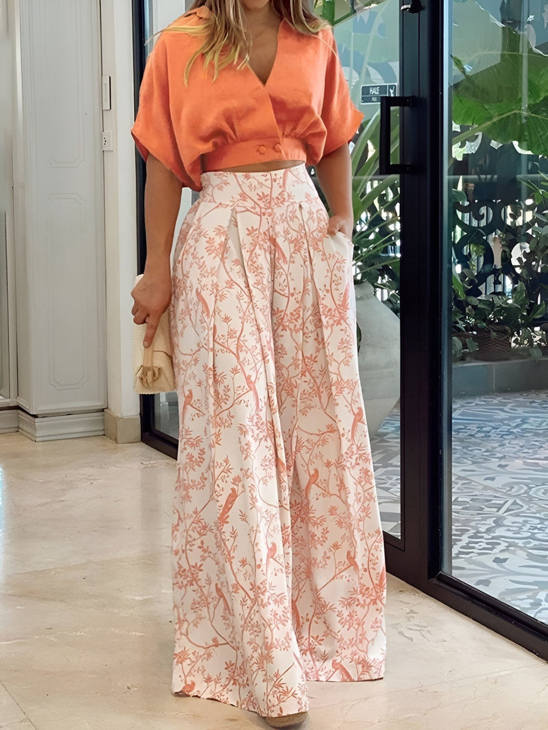 Zweiteiliges Sommeroutfit mit lockerer Bluse und weit geschnittene Hose – Élise