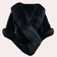 Schwarzer Kunstpelz-Schal, elegant, warm, modisch, Winteraccessoire, Damenmode.