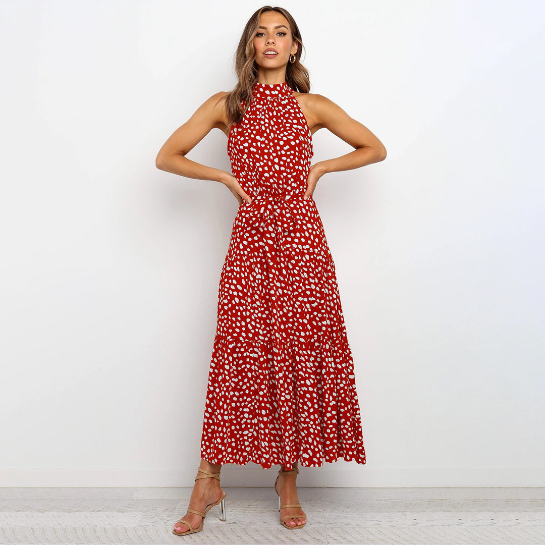 Frau in rotem, ärmellosem Maxikleid mit weißem Muster, elegantes Abendkleid, Mode.