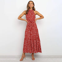Frau in rotem, ärmellosem Maxikleid mit weißem Muster, elegantes Abendkleid, Mode.