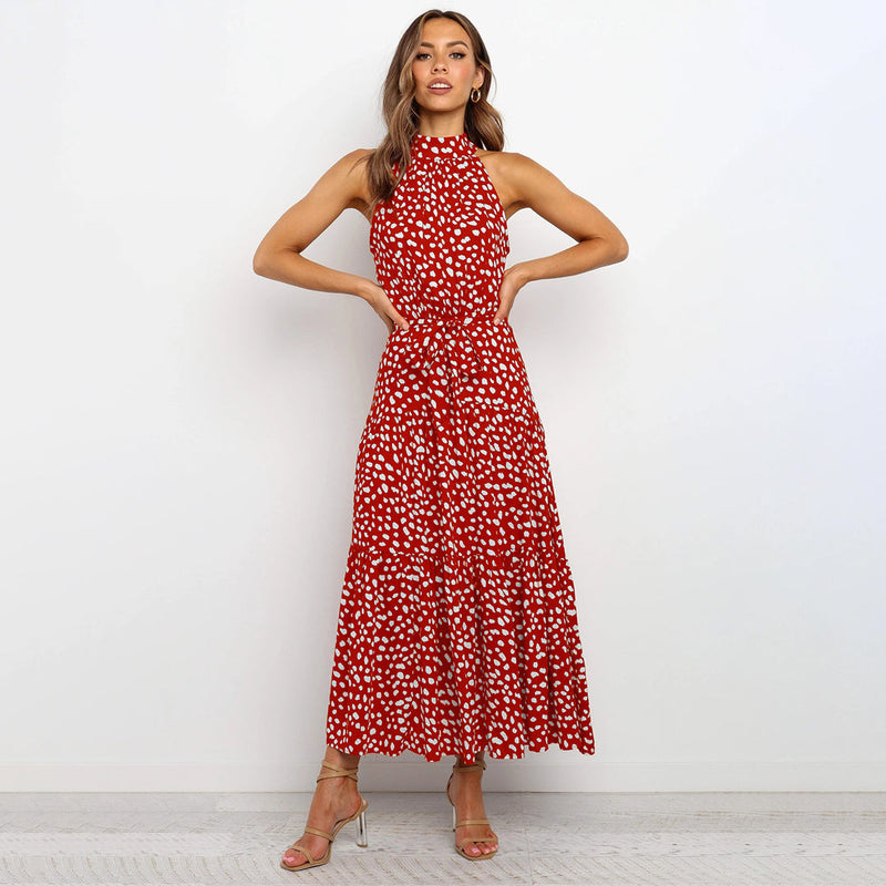 Frau in rotem, ärmellosem Maxikleid mit weißem Muster, elegantes Abendkleid, Mode.