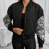 Schwarze gesteppte Bomberjacke mit silbernen Flügel-Details, Damenmode, elegant und modern.