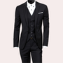 Schwarzer Herrenanzug mit Weste, weißem Hemd und Einstecktuch, elegantes Business-Outfit.