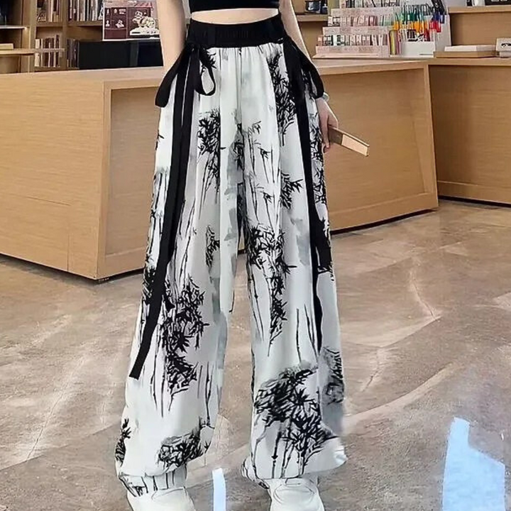 Schwarz-weiße Damenhose mit Bambusmuster, weites Bein, Kordelzug, modisch, bequem.