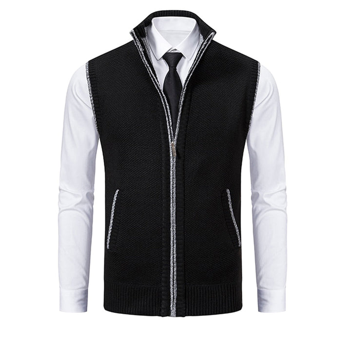 Schwarze Herrenweste mit Reißverschluss, elegantes Design, über weißem Hemd und Krawatte.