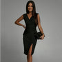 Schwarzes elegantes Damenkleid mit V-Ausschnitt und Schlitz, ideal für Abendveranstaltungen.