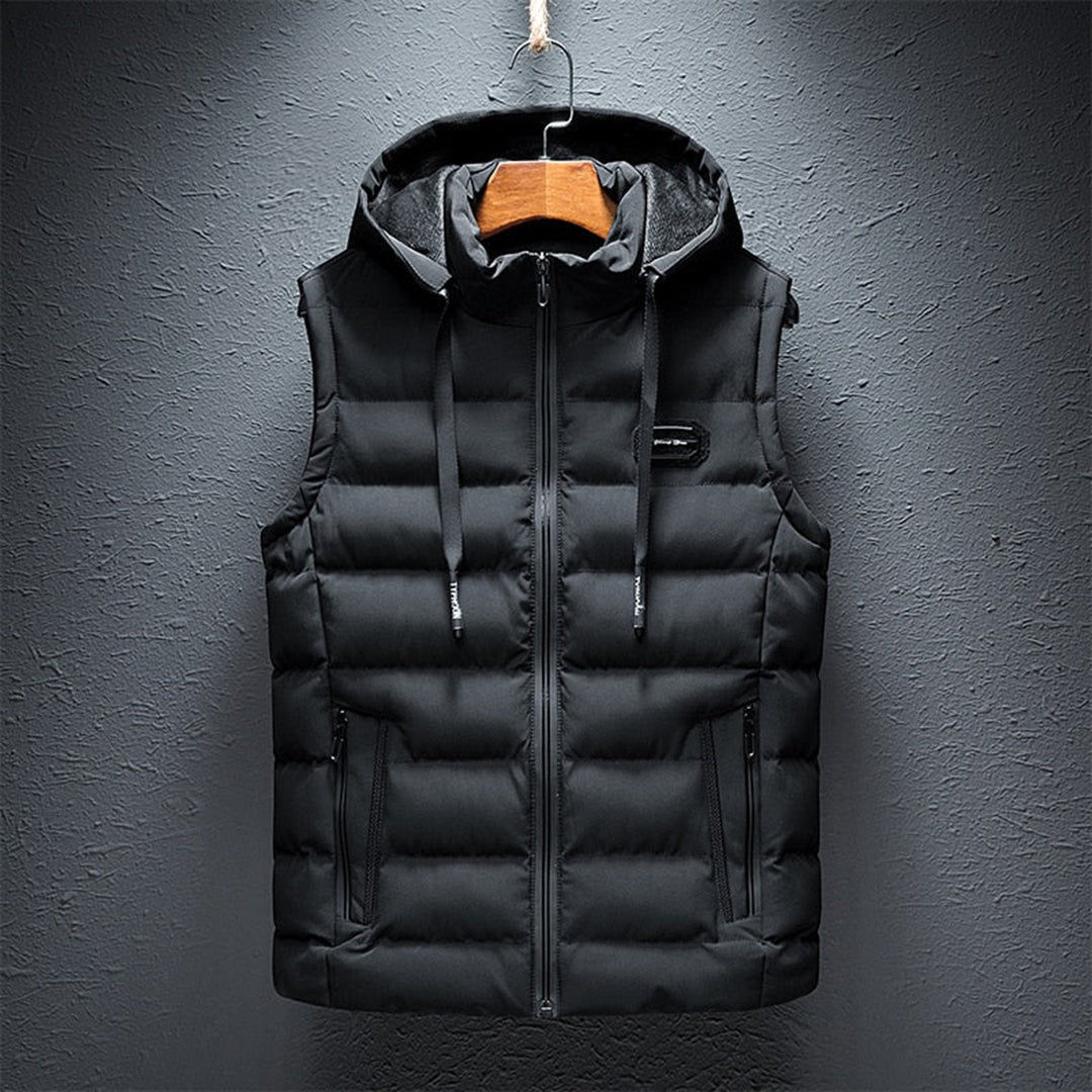 Schwarze Steppweste mit Kapuze, Reißverschluss, Herrenmode, Winterbekleidung, warm, stilvoll.