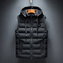 Schwarze Steppweste mit Kapuze, Reißverschluss, Herrenmode, Winterbekleidung, warm, stilvoll.