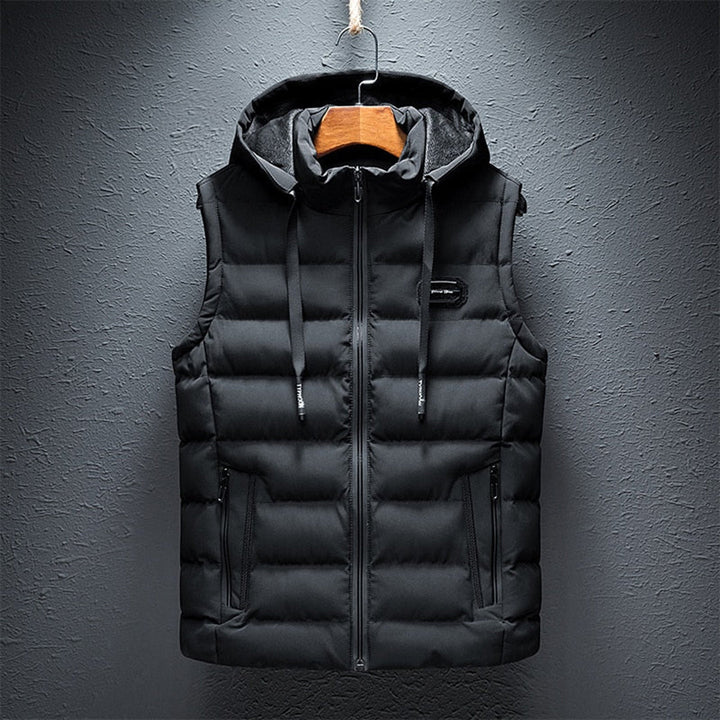 Schwarze Steppweste mit Kapuze, Reißverschluss, Herrenmode, Winterbekleidung, warm, stilvoll.