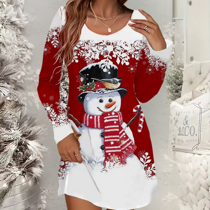 Frau im roten Weihnachtskleid mit Schneemann-Motiv, Wintermode, festlich, langärmelig.