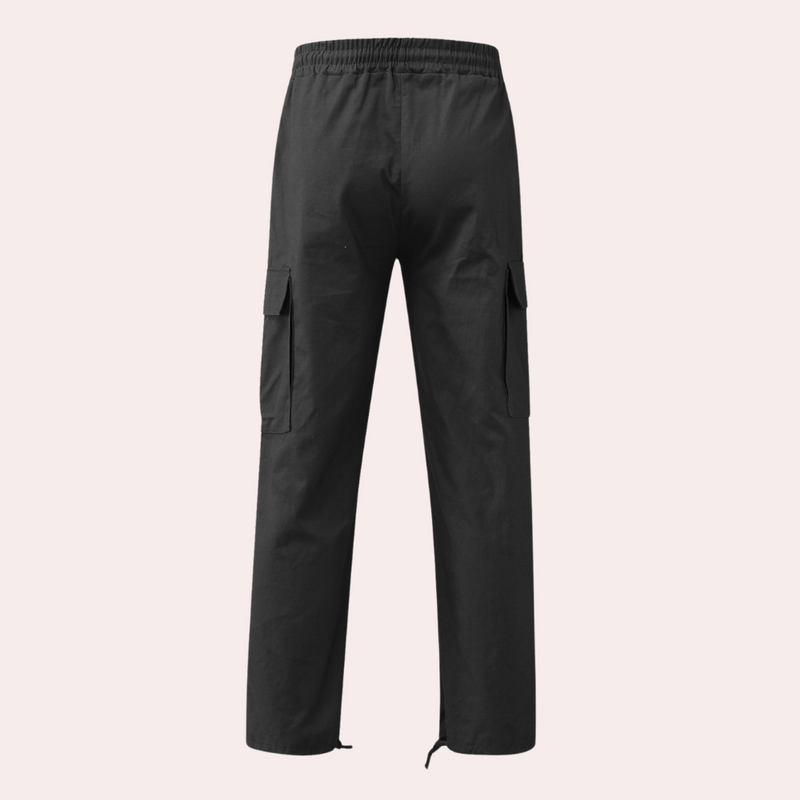 Schwarze Cargo-Hose, elastischer Bund, Seitentaschen, Herrenmode, Freizeitkleidung.