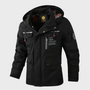 Schwarze Herrenjacke mit Kapuze, Reißverschlusstaschen, Outdoor-Design, wasserabweisend.