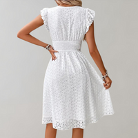 Frau in weißem Spitzenkleid mit Rüschenärmeln, Sommermode, elegantes Design, Rückansicht.