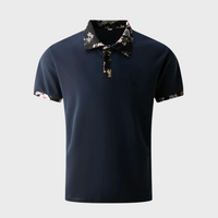 Dunkelblaues Polohemd mit Blumenmuster-Kragen, Herrenmode, stilvoll, kurzärmelig.