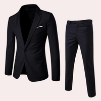 Schwarzer Herrenanzug, zweiteilig, Sakko und Hose, elegantes Design, formelle Kleidung.