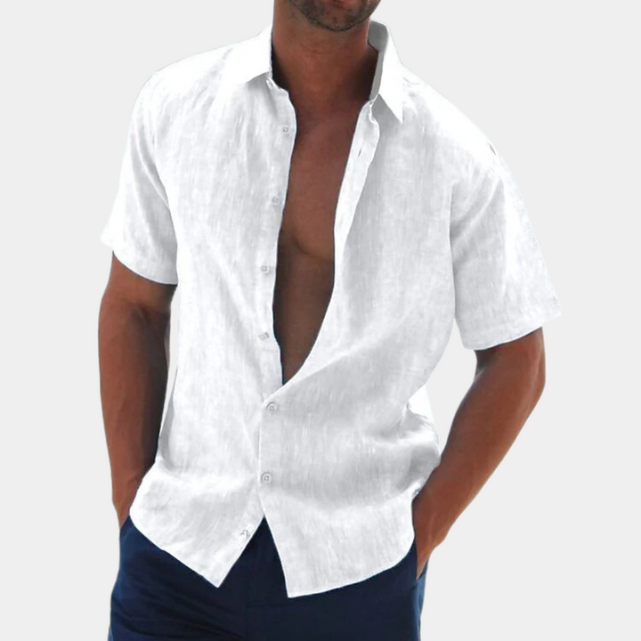 Weißes Herrenhemd aus Leinen, kurzärmelig, lässig, offen getragen, ideal für Sommermode.