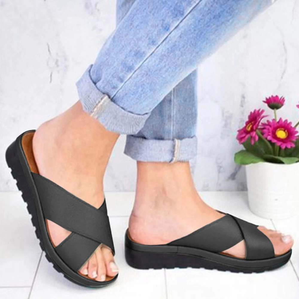 Schwarze Damen-Sandalen mit Kreuzriemen, bequem, lässig, auf weißem Hintergrund.