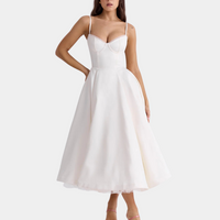 Frau in weißem, ärmellosem Cocktailkleid mit Herzausschnitt, elegantes Abendmode-Design.