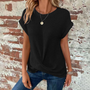 Frau in schwarzem T-Shirt, lässig, vor Backsteinwand, modisch, Sommerkleidung, Damenmode.