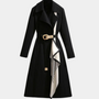 Schwarzer Damenmantel mit Gürtel und weißem Schal, elegantes Design, Herbstmode.