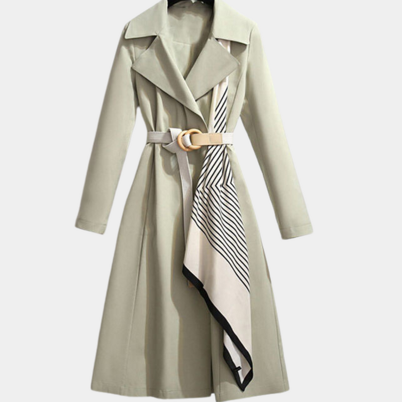 Grüner Damenmantel mit Gürtel und gestreiftem Schal, eleganter Trenchcoat, Herbstmode.