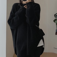 Schwarzer Oversize-Pullover Damen, kuscheliger Strick, modisch, Herbst-Winter-Outfit.