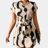 Damenkleid mit schwarz-weißem Wellenmuster, Kurzarm, Gürtel, elegantes Design, Sommermode.
