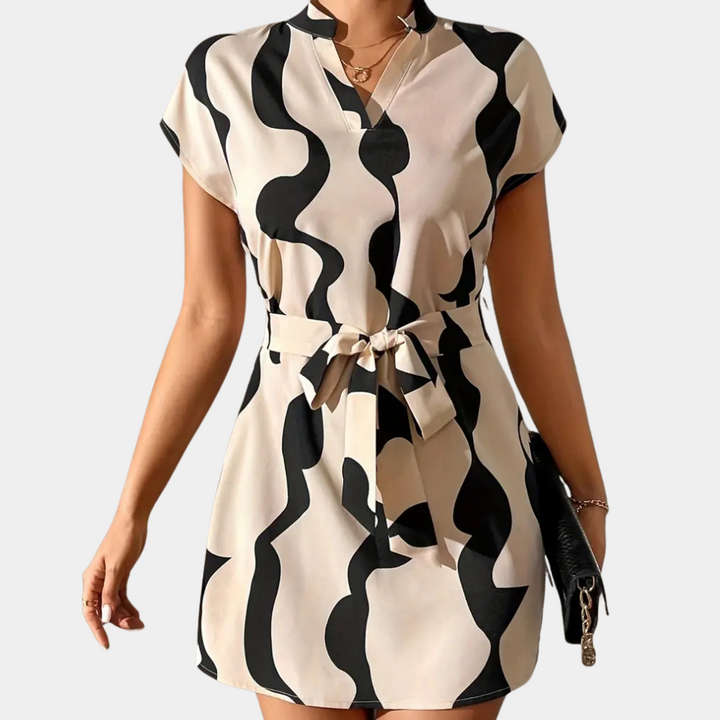 Damenkleid mit schwarz-weißem Wellenmuster, Kurzarm, Gürtel, elegantes Design, Sommermode.