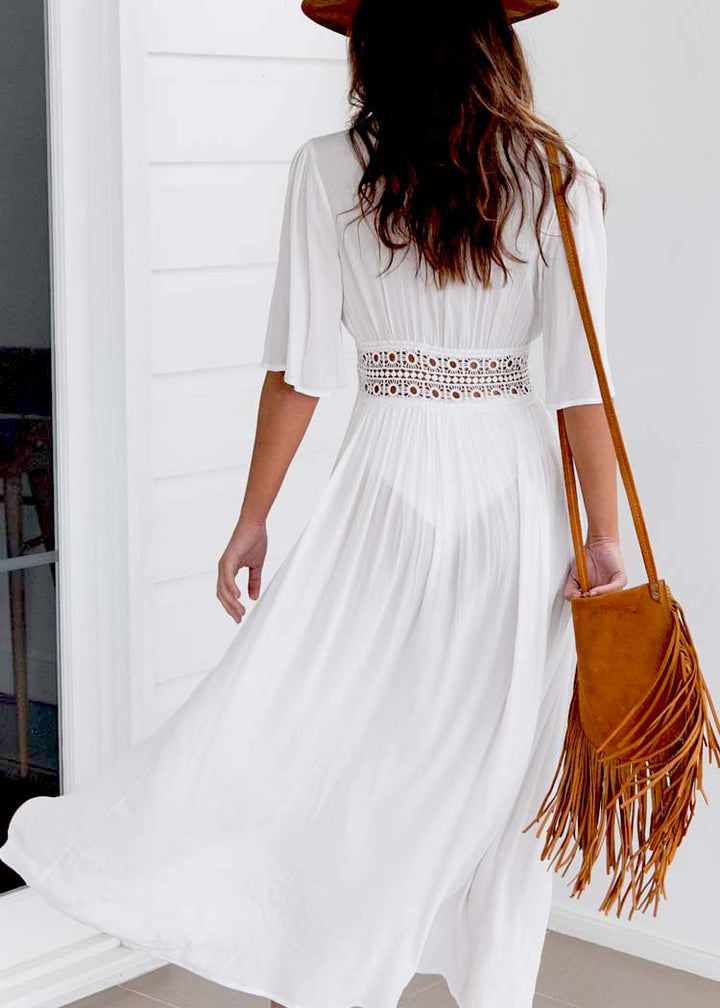 Lange Strandkleid mit Spitzenakzenten und Schleifenverschluss – Elara