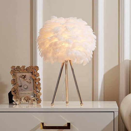 Dimmbare Tischlampe mit luxuriösen Federn – Pluma