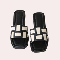 Schwarze Damen-Sandalen mit cremefarbenem Gittermuster, quadratische Zehenpartie, modisch.